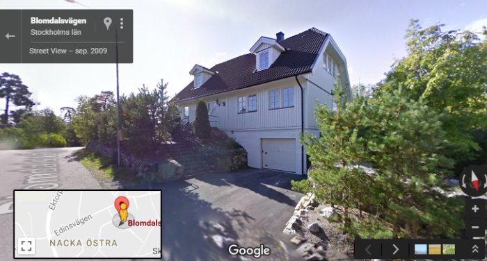 Google Street View-bild av ett gult hus med två våningar och garage, omgivet av grönska.