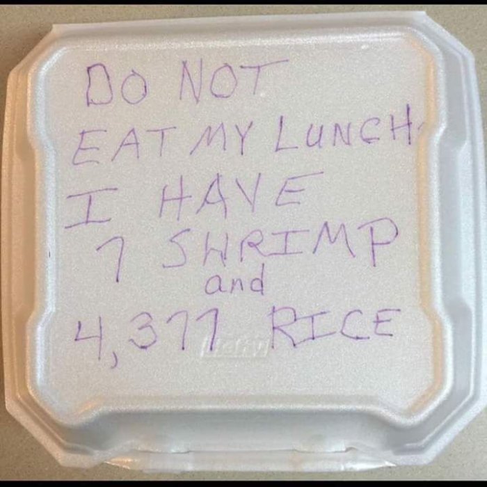 Matlåda med texten "DO NOT EAT MY LUNCH I HAVE 7 SHRIMP and 4,377 RICE" skrivet på locket.