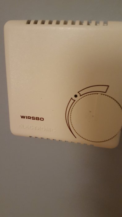 Wirsbo termostat för vattenburen golvvärme inställd på max temperatur.