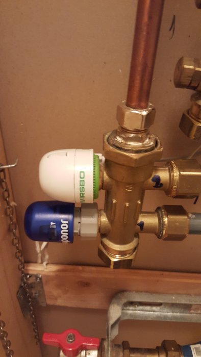 Vattenkopplingsventil med Wirsbo-kontrollenheter och röda justeringshandtag.