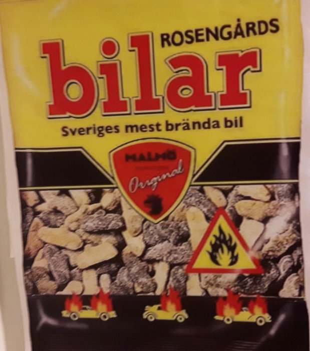 Reklamposter för Rosengårds bilar med text "Sveriges mest brända bil", en varningstriangel och bilar i lågor.