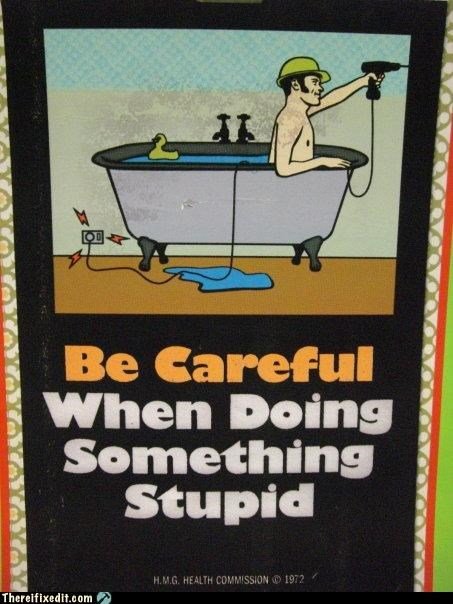 Illustration av en person som använder en borr medan han sitter i ett vattenfyllt badkar, text "Be Careful When Doing Something Stupid".