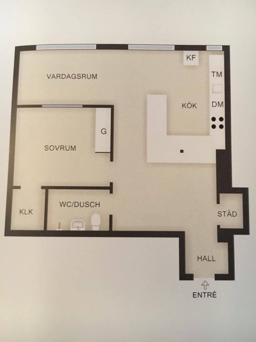 Planlösning av en 49 kvm lägenhet med vardagsrum, sovrum, kök, WC/dusch och entré.