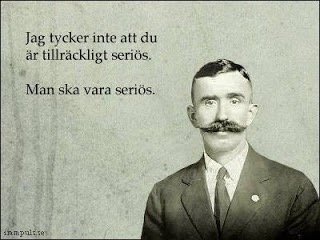 Svartvit bild av man med mustasch och texten "Jag tycker inte att du är tillräckligt seriös. Man ska vara seriös.