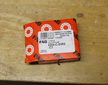FAG lager klass C3 i originalförpackningen på en verkstadsbänk.