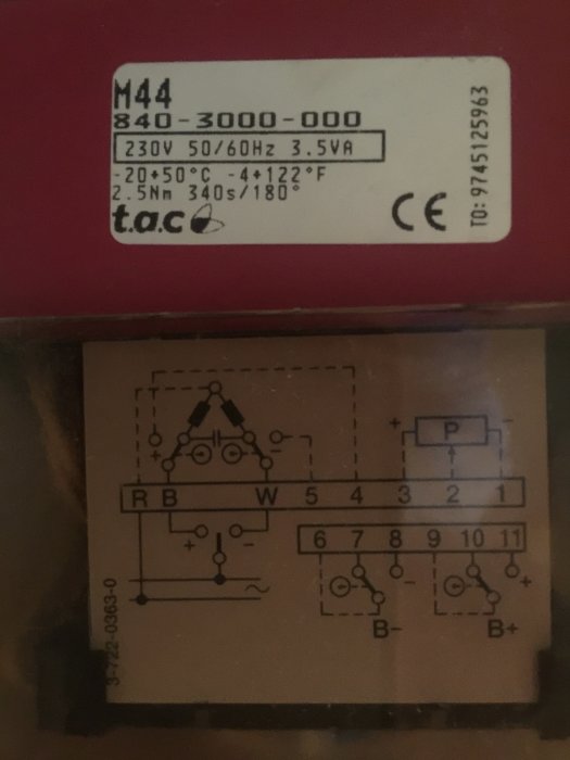 Närbild på en TAC200 styrenhet med teknisk specifikation och ett schema över elektriska anslutningar för felsökning.