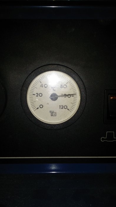Termometer på panna visar cirka 100 grader Celsius, nära stängning av systemet.
