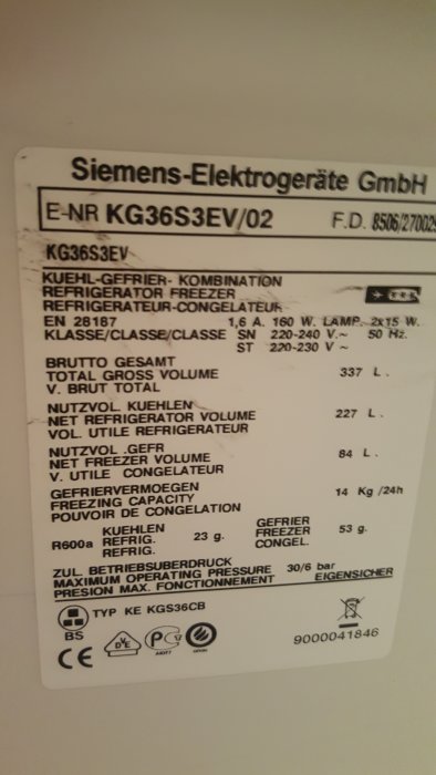 Etikett på en Siemens kyl-frys kombination med tekniska specifikationer och energiklassning.