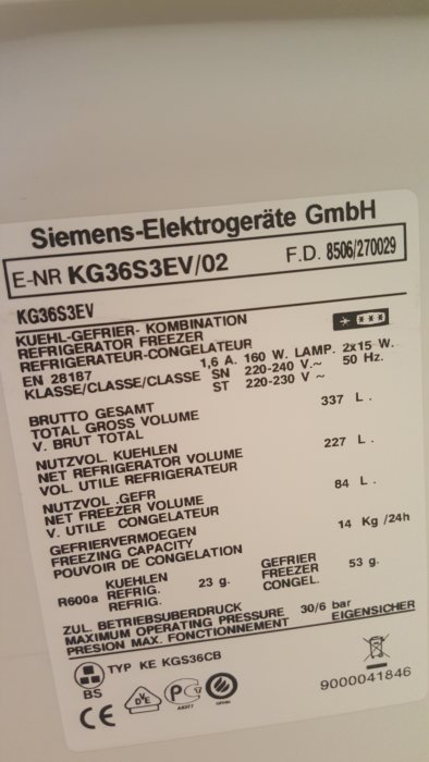 Specifikationsetikett på Siemens kyl-frys-kombination som visar modellnummer, storlek och energiförbrukning.