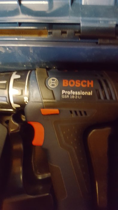 Borrmaskin från Bosch i skruvstäd med oskarp chuck och logotyp i fokus.