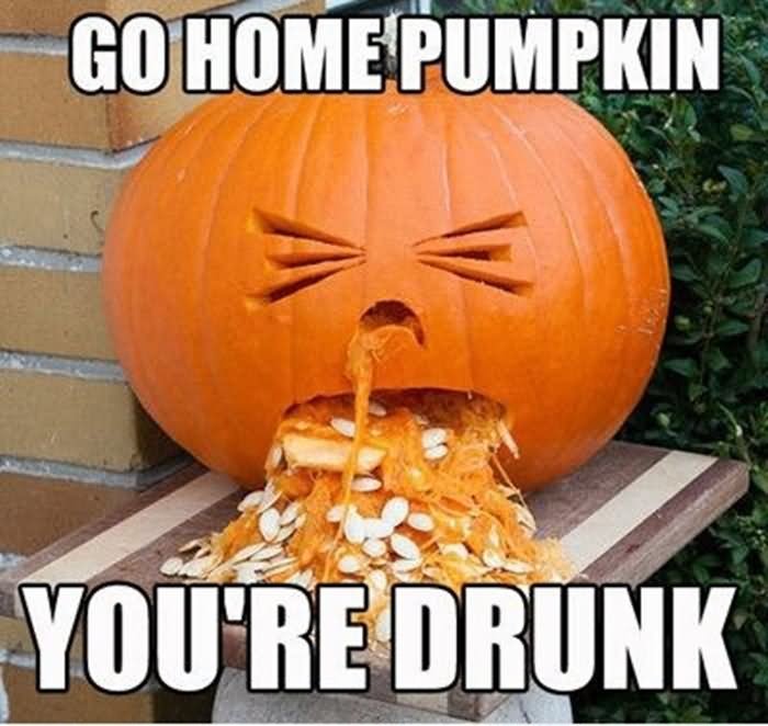 Halloweenpumpa med uppkastande uttryck och texten "Go Home Pumpkin You're Drunk