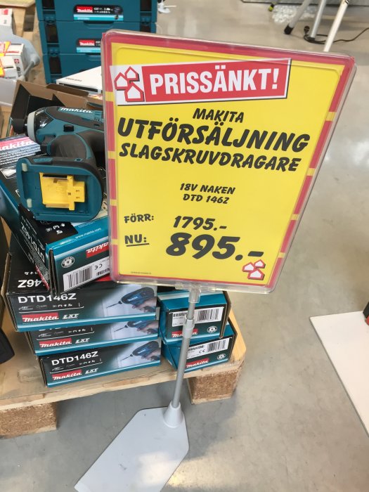 Reaskylt för Makita slagskruvdragare hos Bauhaus, prissänkt från 1795 till 895 kronor.