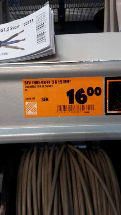 Rulle med svart REV kabel märkt HO5 RR-F 3G 1,5 mm² med prisinformation på skylt.