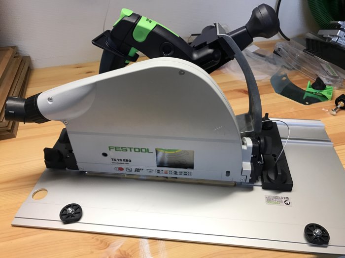 Festool TS 75 cirkelsåg med tillhörande skenmodul på ett bord.