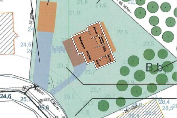 Orienteringsplan för suterränghus med rumsetiketter, placerat på tomt med vyer och träd.