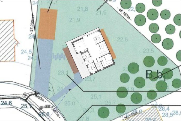 Planritning av ett suterränghus placerad på en tomtkarta med angivna väderstreck och omgivande grönområden.