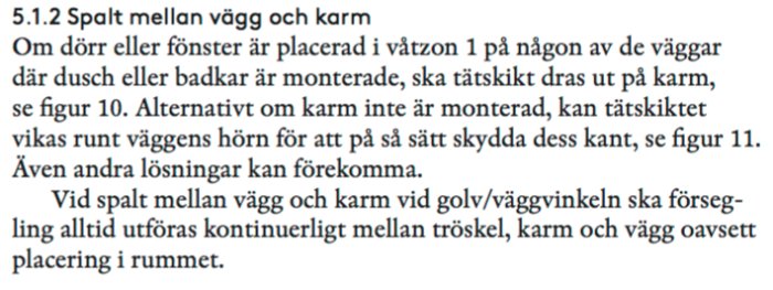 Textutdrag från BKR:s branschregler som beskriver hur tätskikt ska anbringas vid spalt mellan vägg och karm i våtzoner.