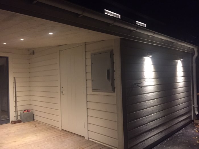 Nyinstallerad dörr och spotlights på ett omgjort förråd som ska bli kontor.