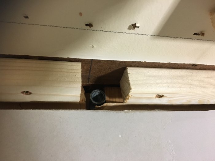 Avhuggen VP-rör i vägg med träreglar och nytt gips, problem med elrenovering.