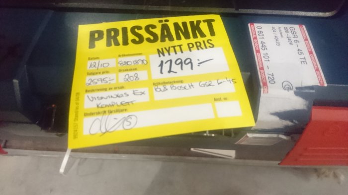 Prissänkt etikett på Bosch skruvautomat i butik med angivet nytt pris 1299 kr och modellnummer.