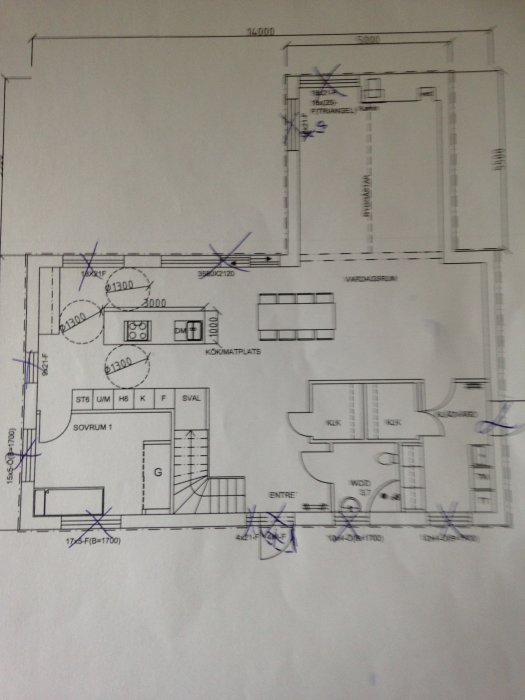 Byggnadsritning av en villa med markerade fönster och dörrar och dimensioneringsanmärkningar.