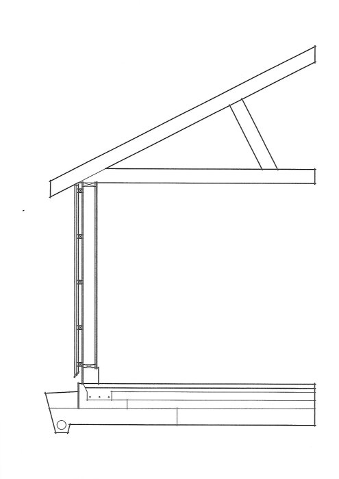 Konstruktionsritning av garage med lutande tak, vägg över L-element och detalj av kantbalk.