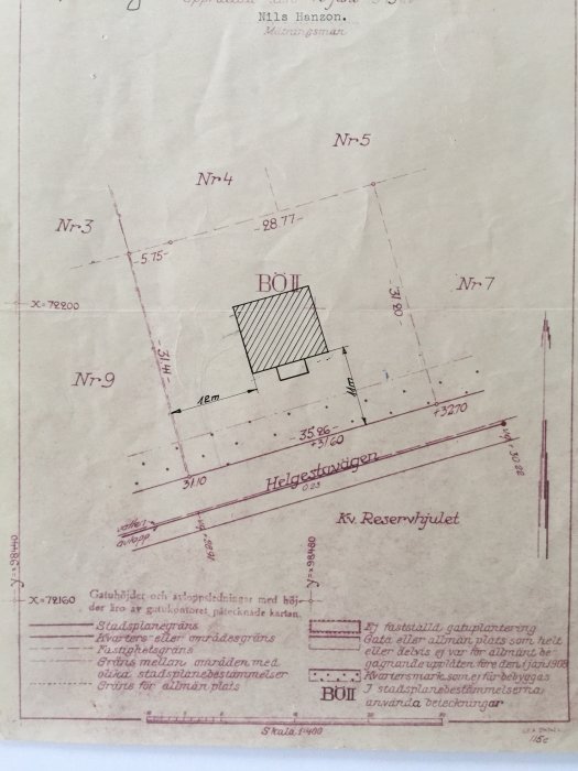 Gammal planritning med markerad tomtgräns, mått, och en skuggad yta som representerar en byggnad, omgivet av noteringar och symbolförklaringar.