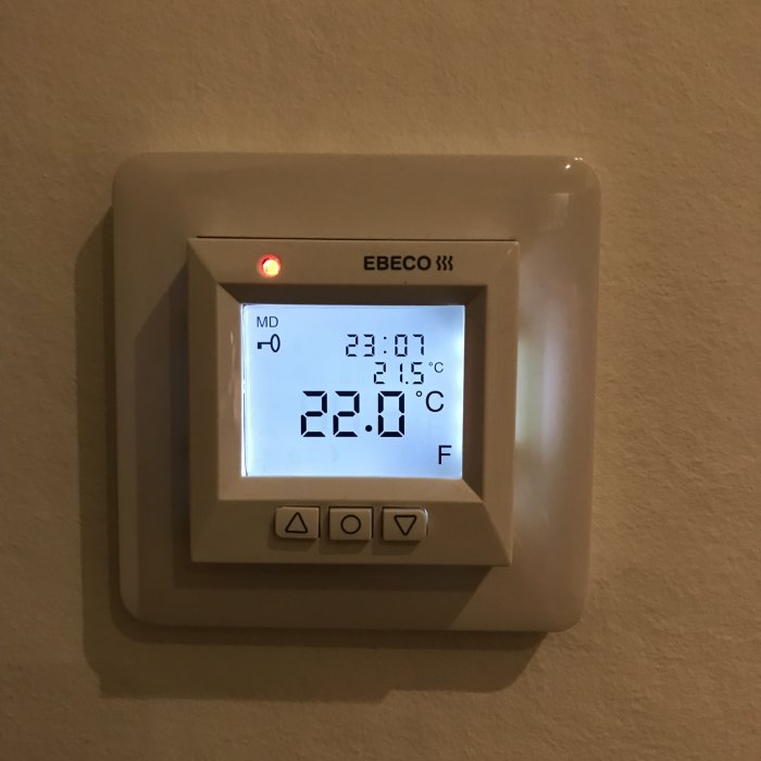 En nyinstallerad väggmonterad EBECO golvvärmetermostat som visar temperaturen.