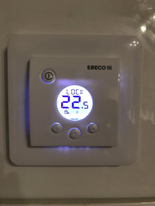 Digital golvvärmetermostat från Ebeco med blå bakgrundsbelysning visar 22.5 grader Celsius på displayen.