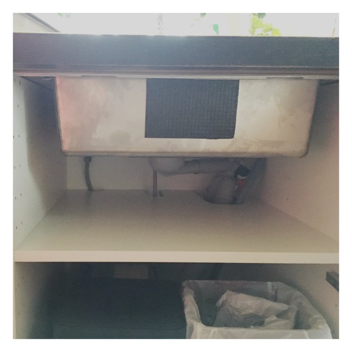 Nytt hyllplan installerat under köksskåp med utrymme för bakbord, anpassat trots begränsat utrymme.