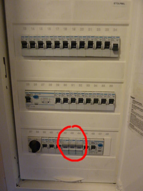 Husets elcentral med tre inringade automatsäkringar markerade som C16, i ett öppet skåp.