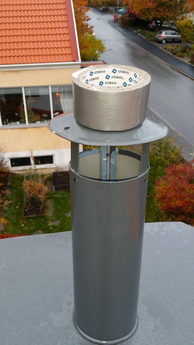 Ventilationsrör på ett tak täckt med silvertejp för att förebygga läckage av regnvatten.