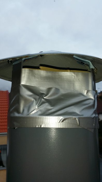Ventilationsrör täckt med silvertejp för att förebygga läckage av regnvatten.