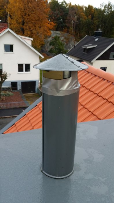 Luftningsrör på tak med improviserad skyddstejpning för att förhindra regnvattenintrång.