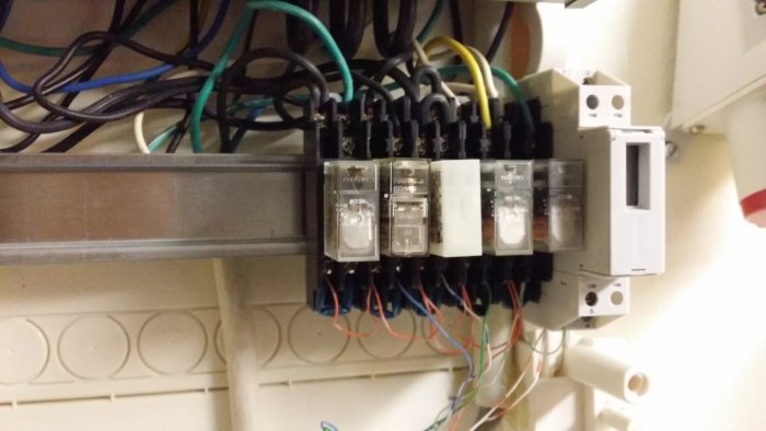Elektrisk normcentral med reläer, separerade lågvoltsledningar och VP-rör.