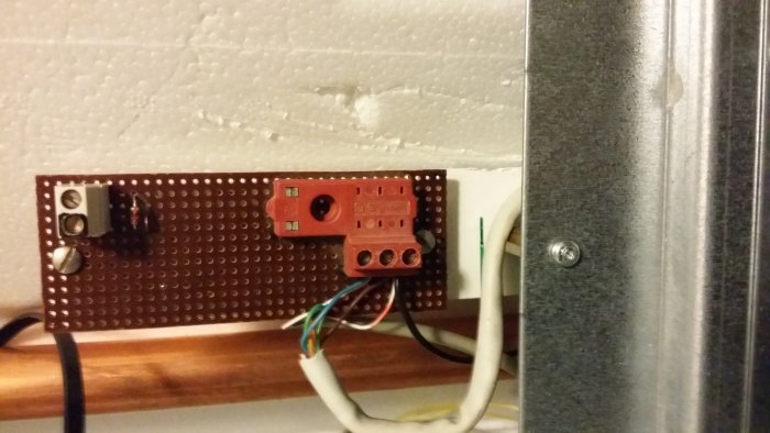 Elektronisk krets på kretskort med reläer och lågvoltsledningar i närheten av ett VP-rör.