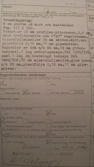 Bild av ett dokument med teknisk beskrivning och byggnadsnämndens anteckningar med kryssrutor och underskrift.