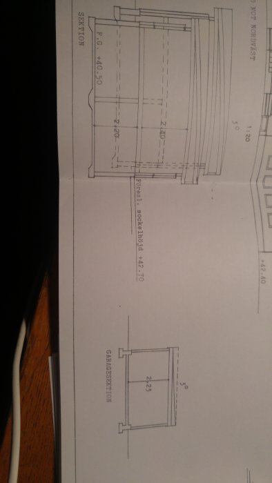 Teknisk ritning av snittet för en byggnadsdel, eventuellt ett garage, med måttangivelser.