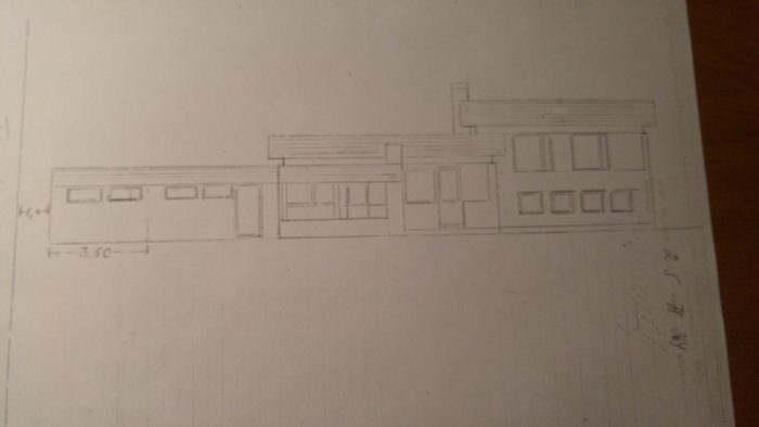 Handritad skiss av en villa med måttangivelser.