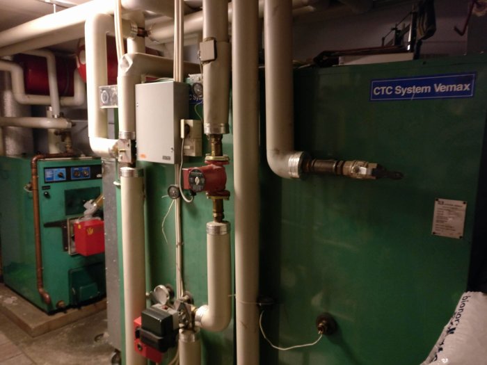 Värmesystem med CTC-system Vemax, rör, pump och kraftenheter i en källare.