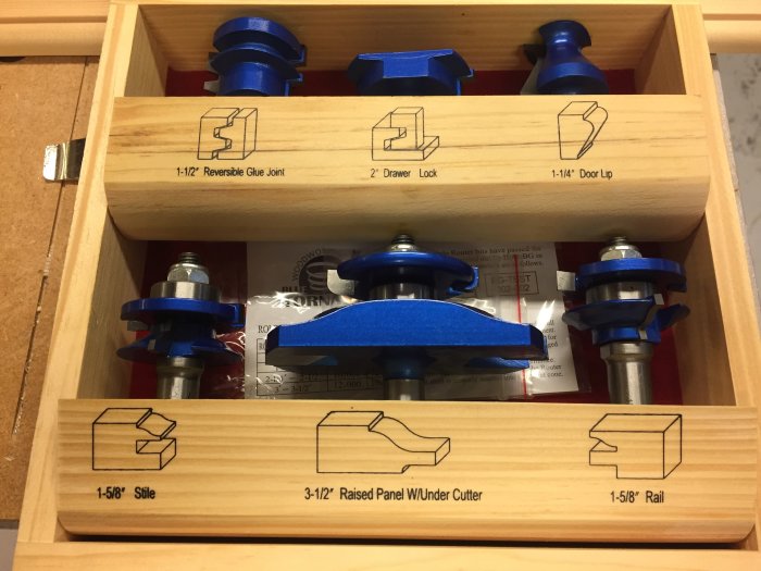 Träsvarvfräsar och skär för snickeriprojekt i en låda, märkta för olika användningsområden.