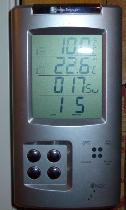 Digital termometer och luftfuktighetsmätare som visar inomhus- och utomhusklimat med temperatur och RH%.