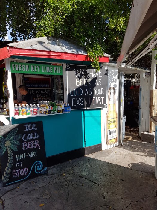 Gatukiosk i Key West som säljer kall öl och key lime pie, med skylt som säger "Beer as cold as your ex's heart".