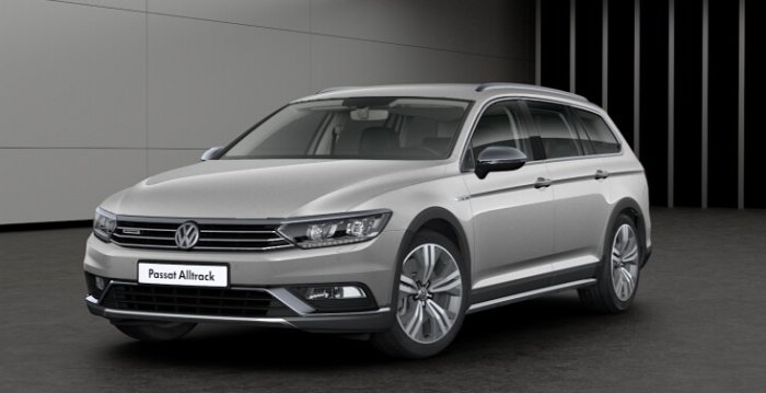 Volkswagen Passat Alltrack i Tungsten silver metallic, parkerad i en studio.