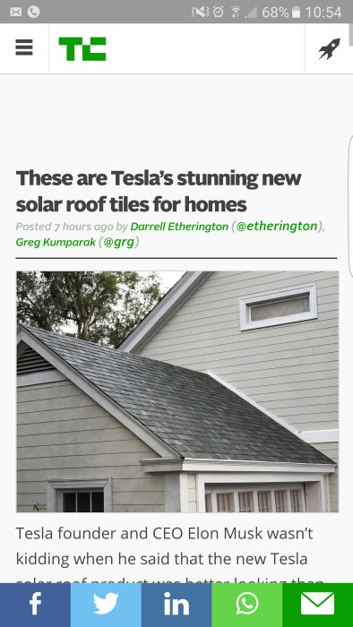 Hushörn med traditionellt tak och Teslas nya soltakpannor synligt på den nedre takytan.