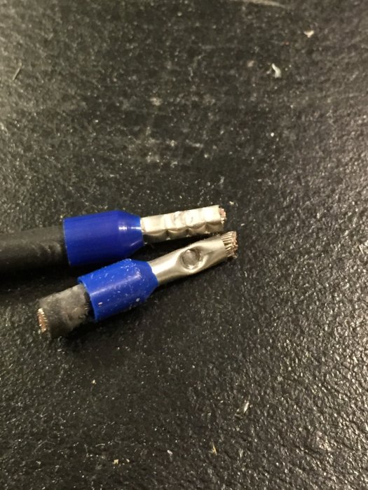Två ändar av 2.5 gummikabel med en opressad och en pressad hylsa.