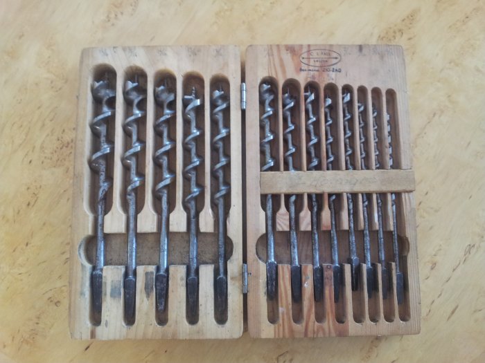 Antikt träetui med uppsättning träborrar i olika storlekar från C.I.Fall, med intakta skaft och etikett.