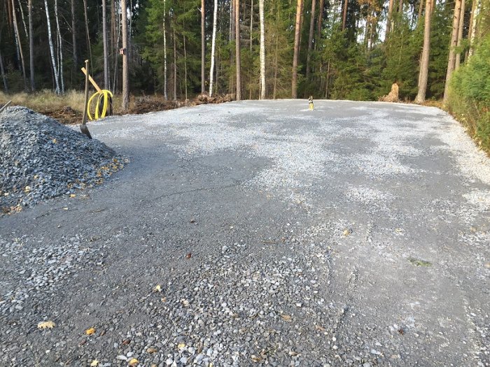 Nygrusad väg omgiven av skog efter flera överfarter med komprimering.