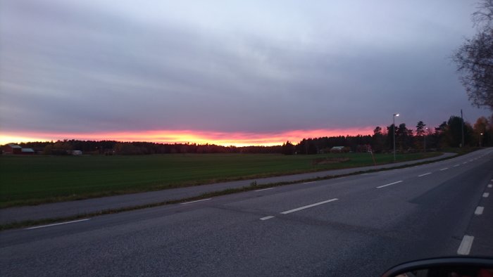 Solnedgång med intensivt röd himmel sett från väg nära Mogata, Söderköping.