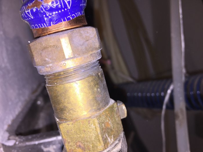 Närbild av en klämringsmutter på en ventil, misstänkt vara en typ av efterföljande ventilinstallation.